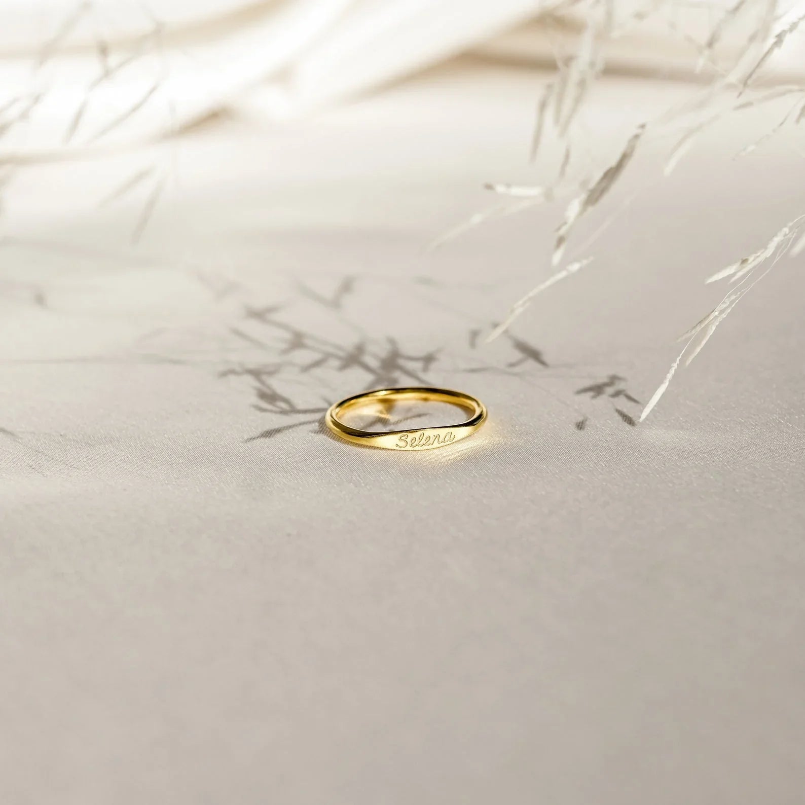 Ann Skinny Name Ring in 18K Gold