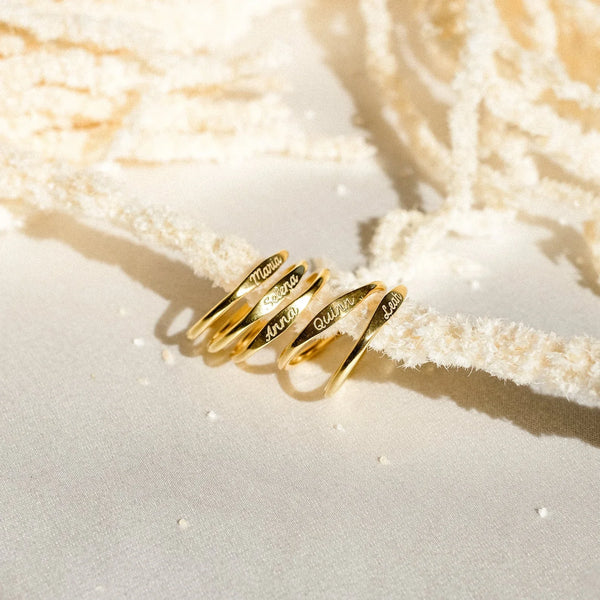 Ann Skinny Name Ring in 18K Gold