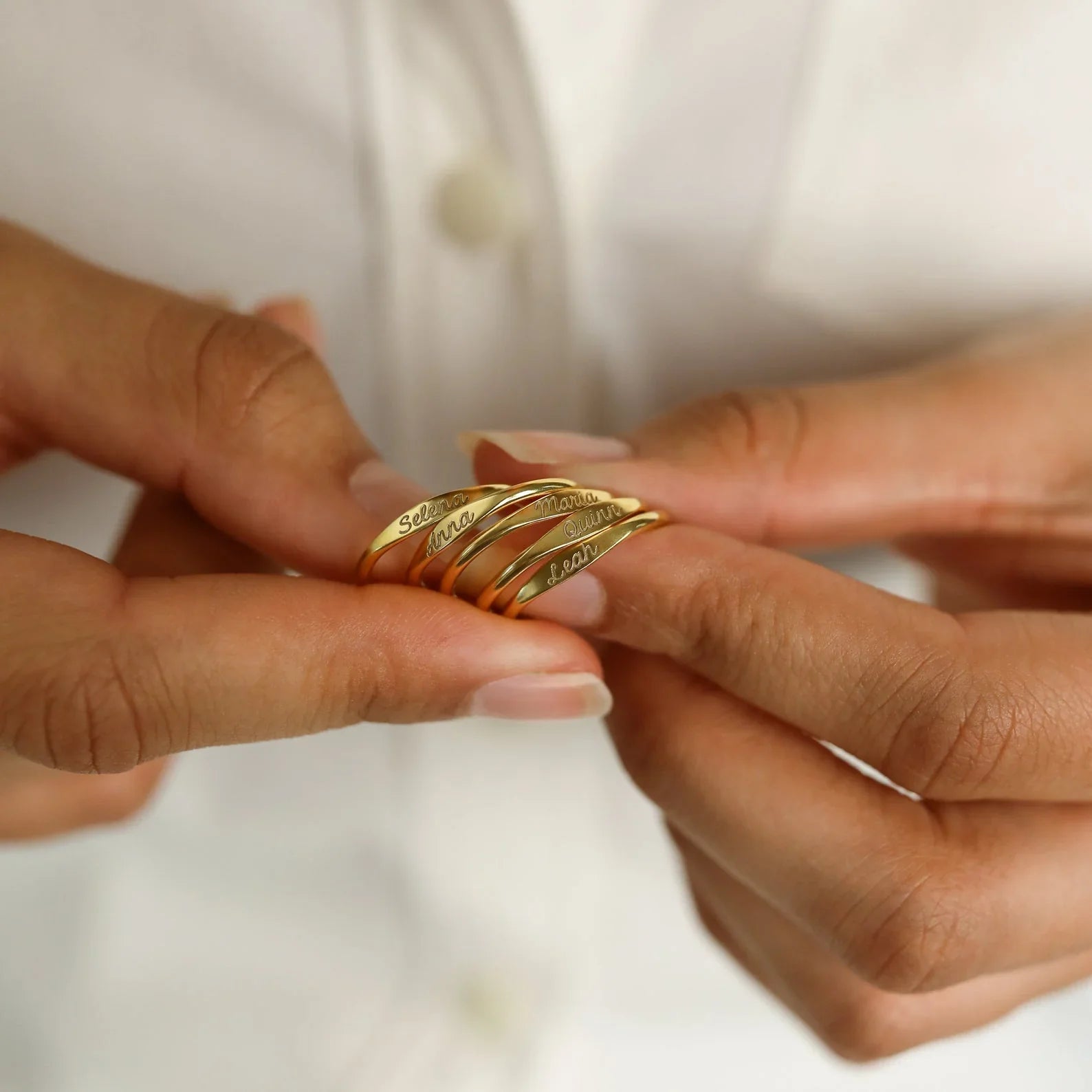 Ann Skinny Name Ring in 18K Gold