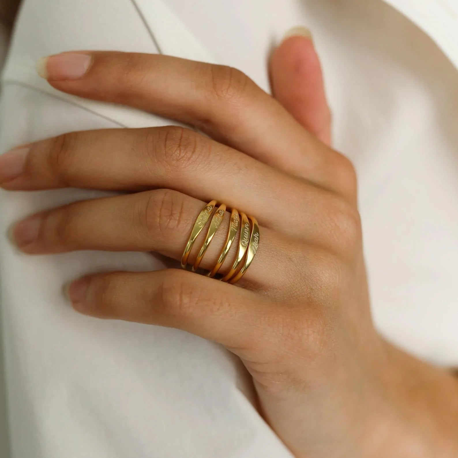 Ann Skinny Name Ring in 18K Gold