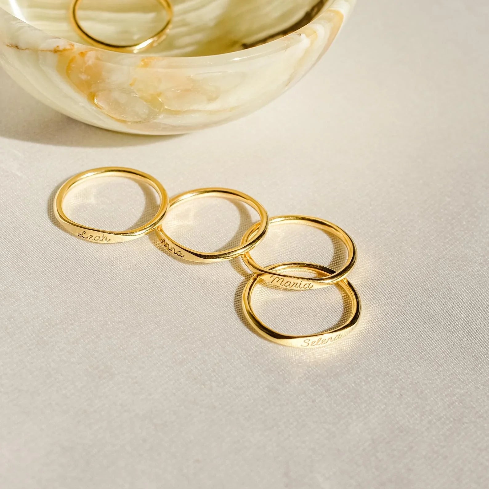 Ann Skinny Name Ring in 18K Gold